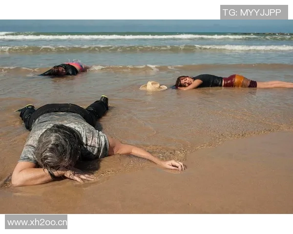 比基尼：从沙滩时尚到全球文化现象的演变与影响